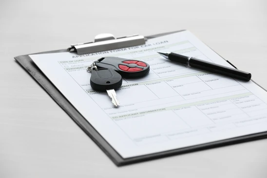 Porte-documents avec formulaire de demande de crédit automobile partiellement rempli